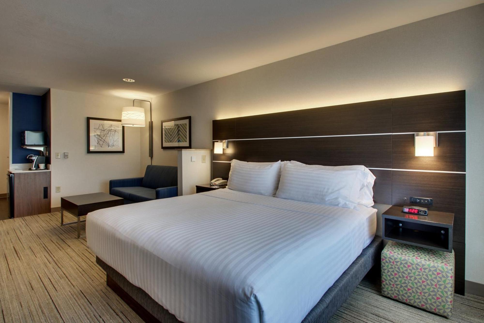 Holiday Inn Express Hotel & Suites Morris By Ihg Екстериор снимка